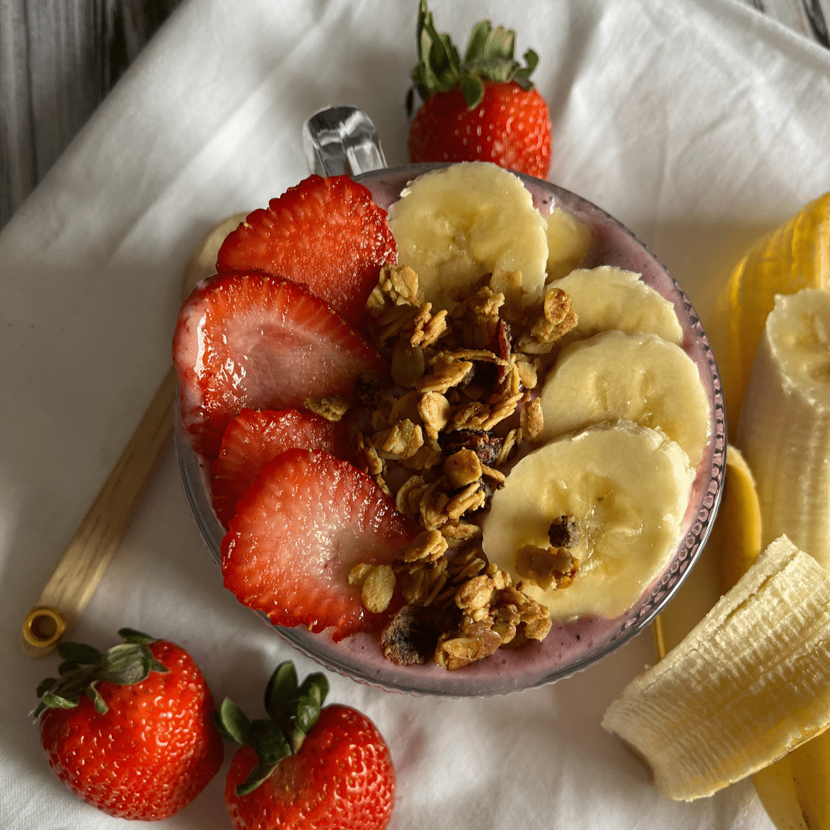 Hommikune energiakauss ubade ja värske puuviljaga